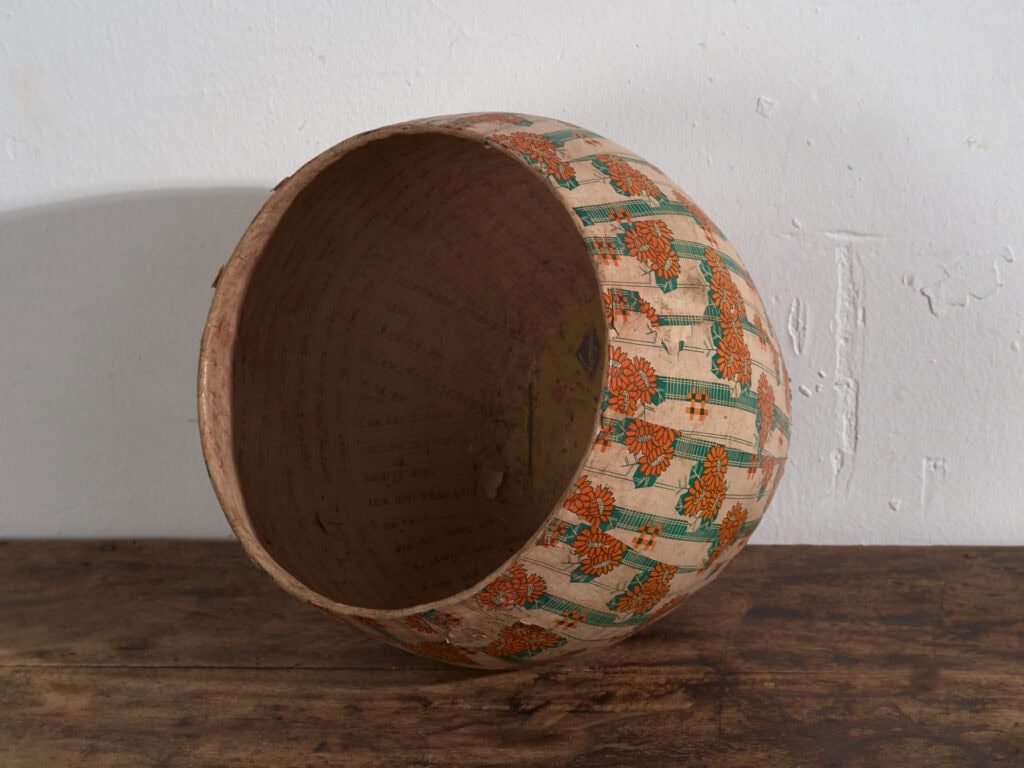 Cesto antiguo chino de papel maché con motivos florales – China, circa 1930