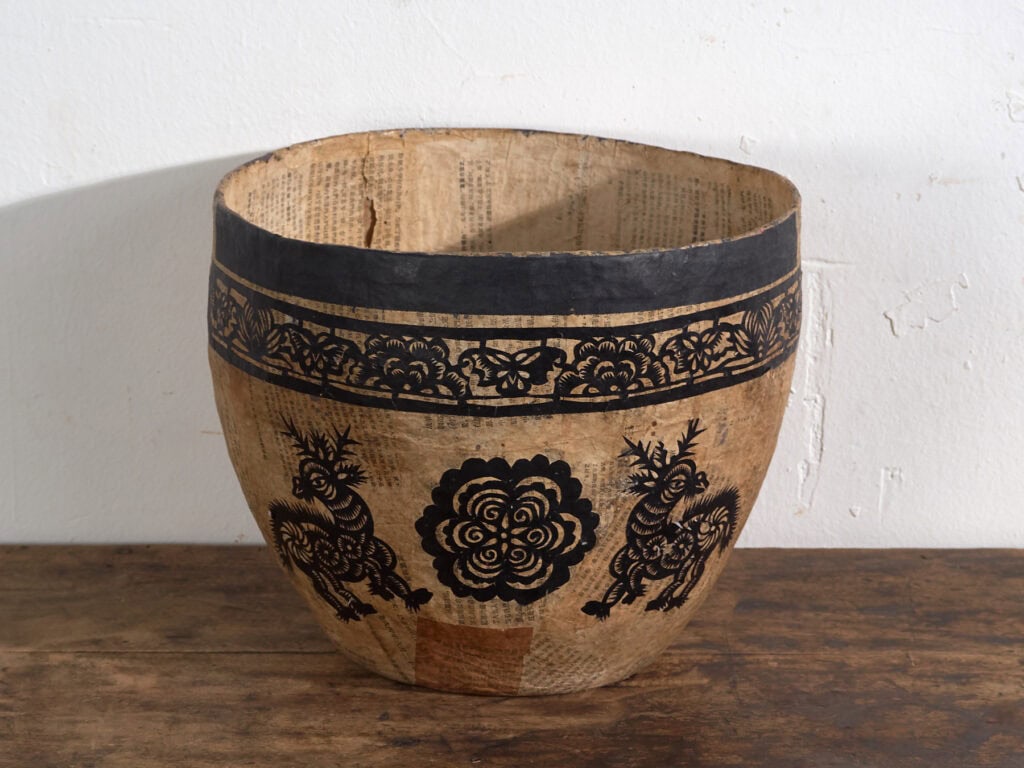 Cesto antiguo chino de papel maché con papercuts negros – China, circa 1930