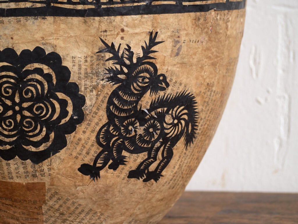 Cesto antiguo chino de papel maché con papercuts negros – China, circa 1930