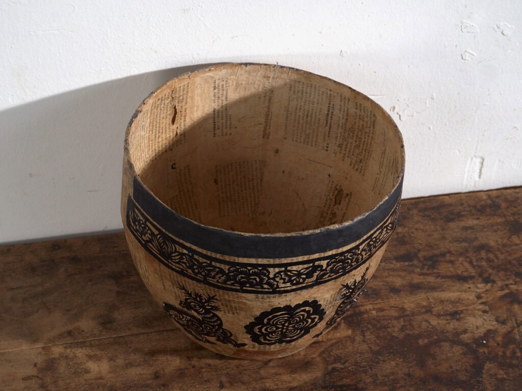 Cesto antiguo chino de papel maché con papercuts negros – China, circa 1930