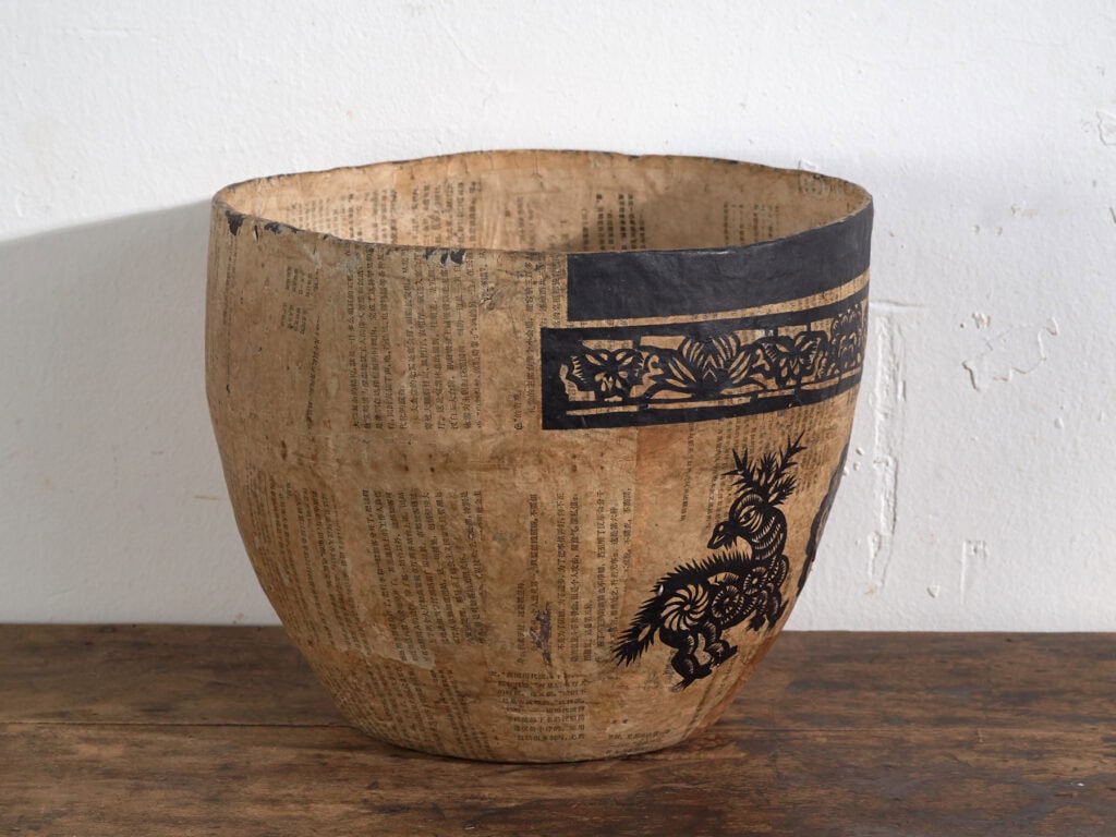 Cesto antiguo chino de papel maché con papercuts negros – China, circa 1930
