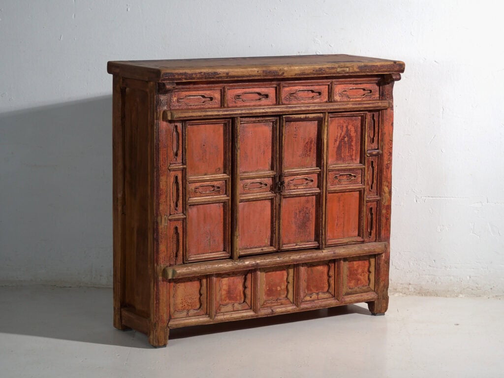 Aparador Shanxi en pino con pintura roja original y cuatro cajones – China, circa 1930