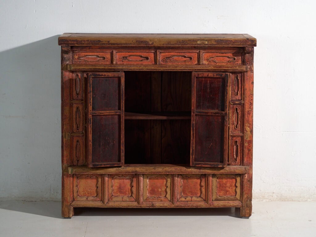 Aparador Shanxi en pino con pintura roja original y cuatro cajones – China, circa 1930