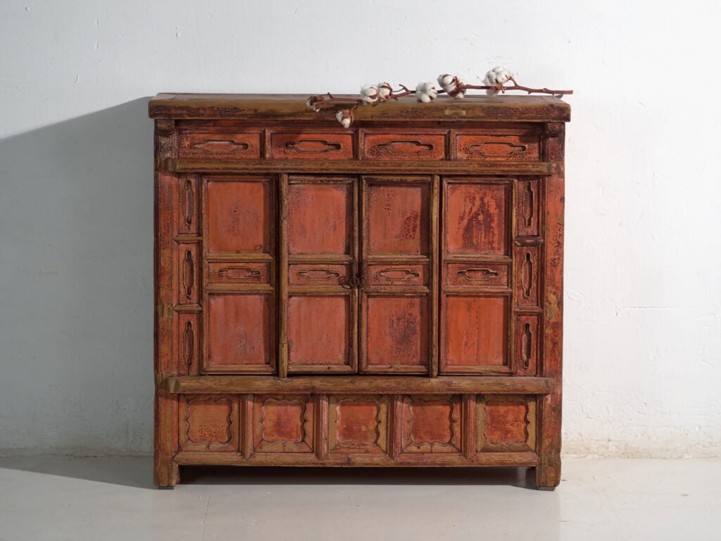 Aparador Shanxi en pino con pintura roja original y cuatro cajones – China, circa 1930