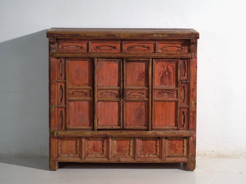 Aparador Shanxi en pino con pintura roja original y cuatro cajones – China, circa 1930