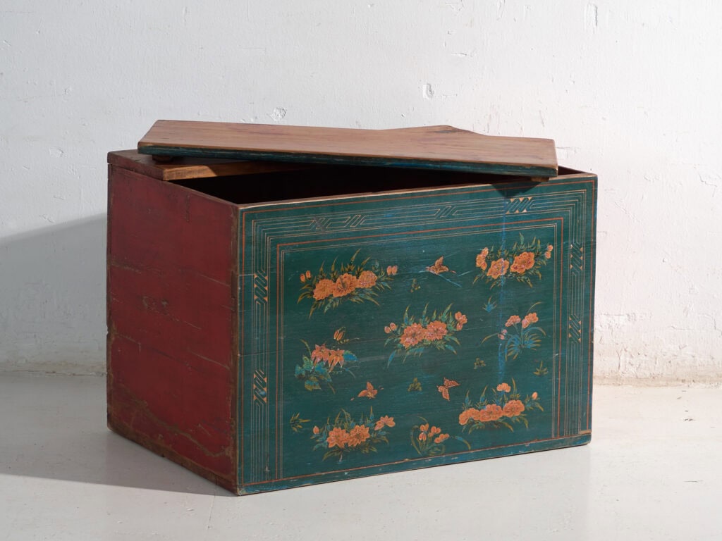 Baúl antiguo policromado en madera de pino – China, circa 1900