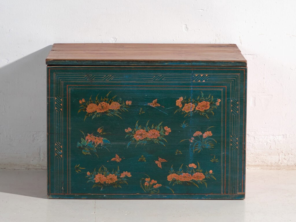 Baúl antiguo policromado en madera de pino – China, circa 1900