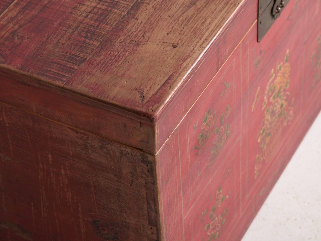 Baúl chino mediano con pintura original, China (c.1900)