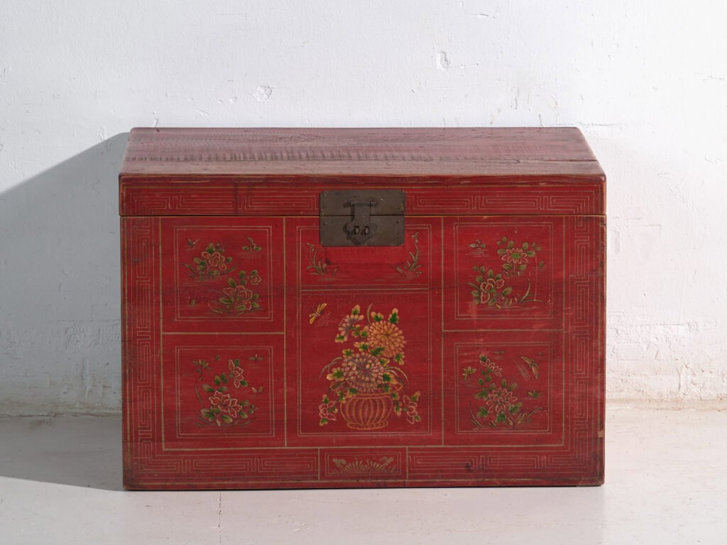 Baúl chino mediano con pintura original, China (c.1900)
