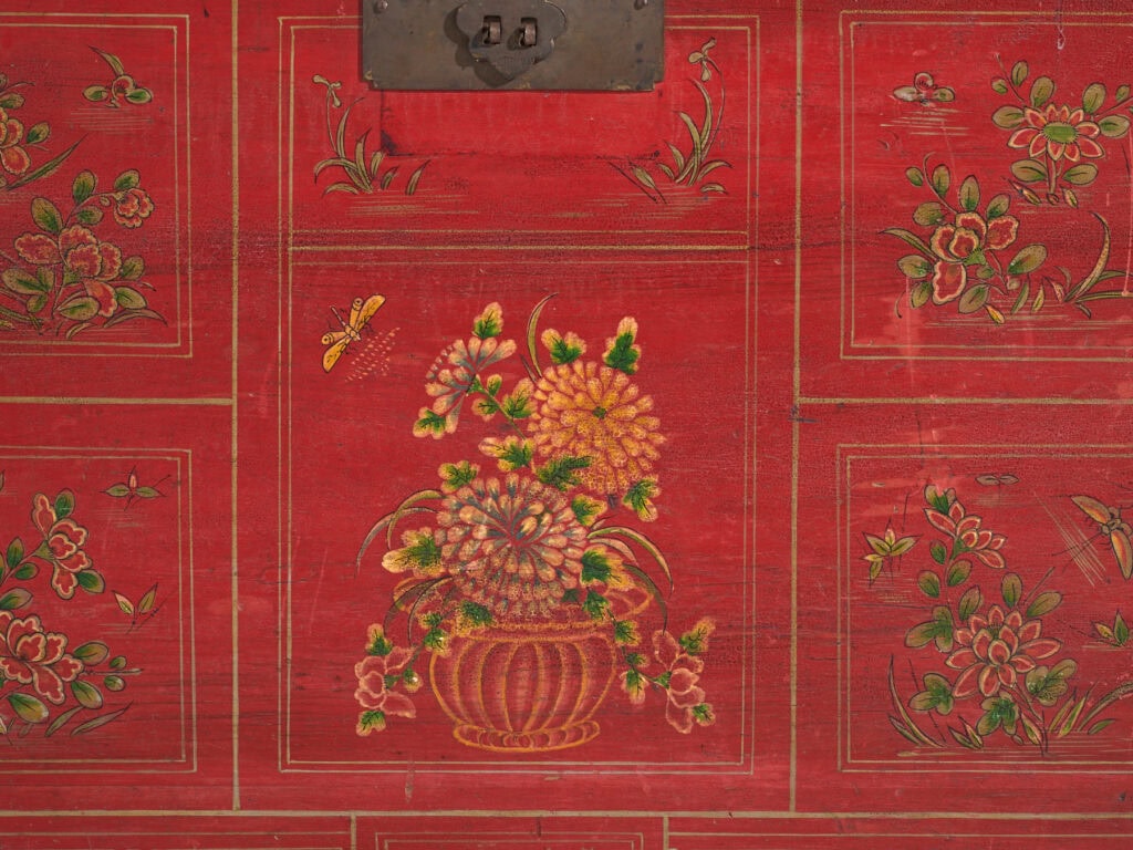Baúl chino mediano con pintura original, China (c.1900)
