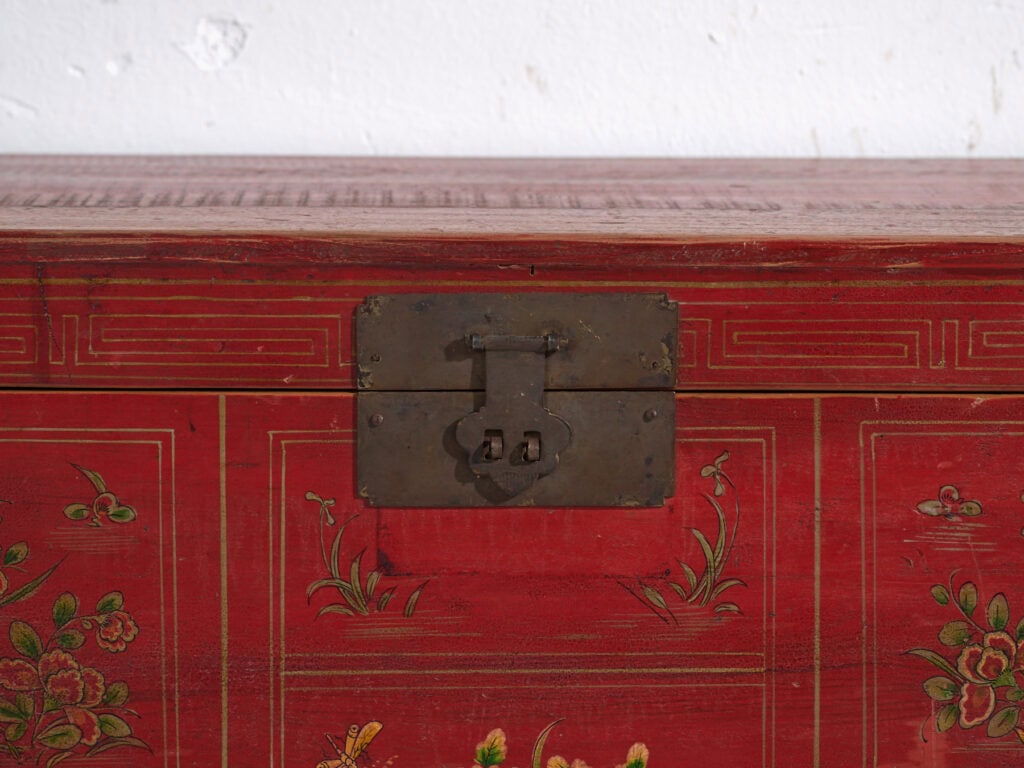 Baúl chino mediano con pintura original, China (c.1900)