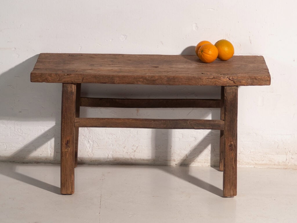 Mesa baja antigua en madera de pino – China, circa 1890