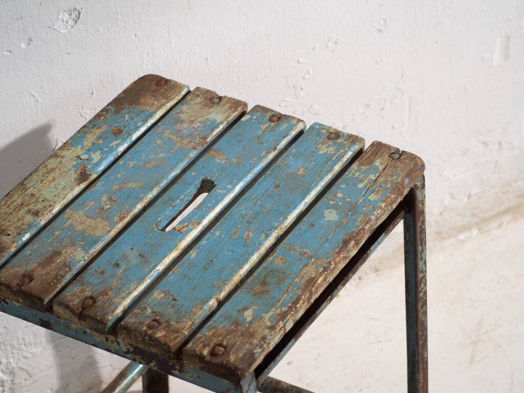 Taburete industrial antiguo en madera de pino y hierro – Europa central, circa 1950