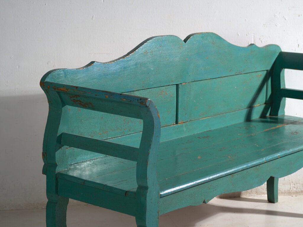 Banco antiguo pintado en madera de pino – Europa central, circa 1910