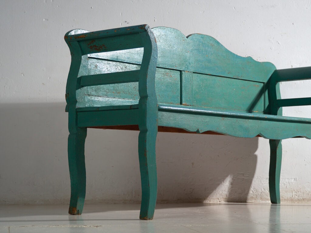 Banco antiguo pintado en madera de pino – Europa central, circa 1910