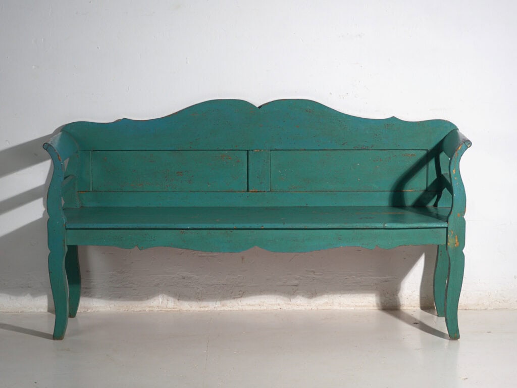 Banco antiguo pintado en madera de pino – Europa central, circa 1910
