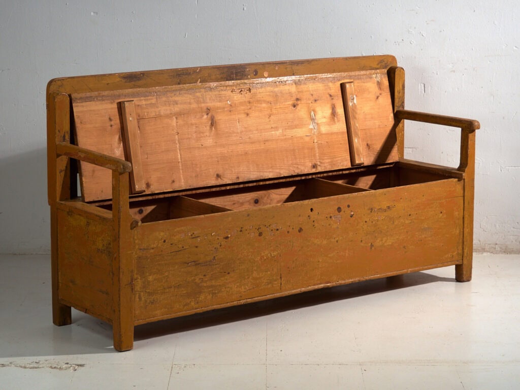 Banco arcón antiguo pintado en madera de pino – Europa central, circa 1920