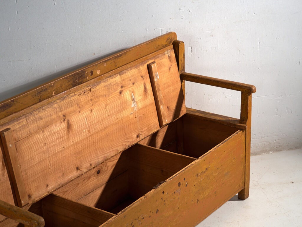 Banco arcón antiguo pintado en madera de pino – Europa central, circa 1920
