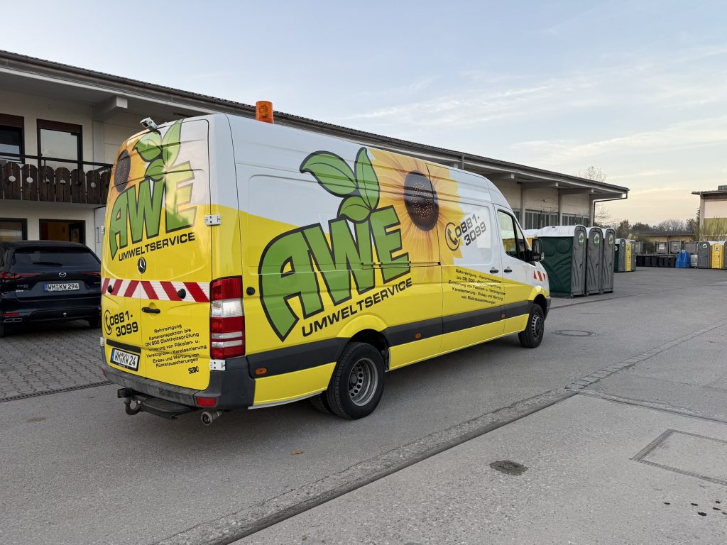 „Mercedes Sprinter als Rohrreinigungsfahrzeug mit AWE-Beklebung, geparkt und einsatzbereit“