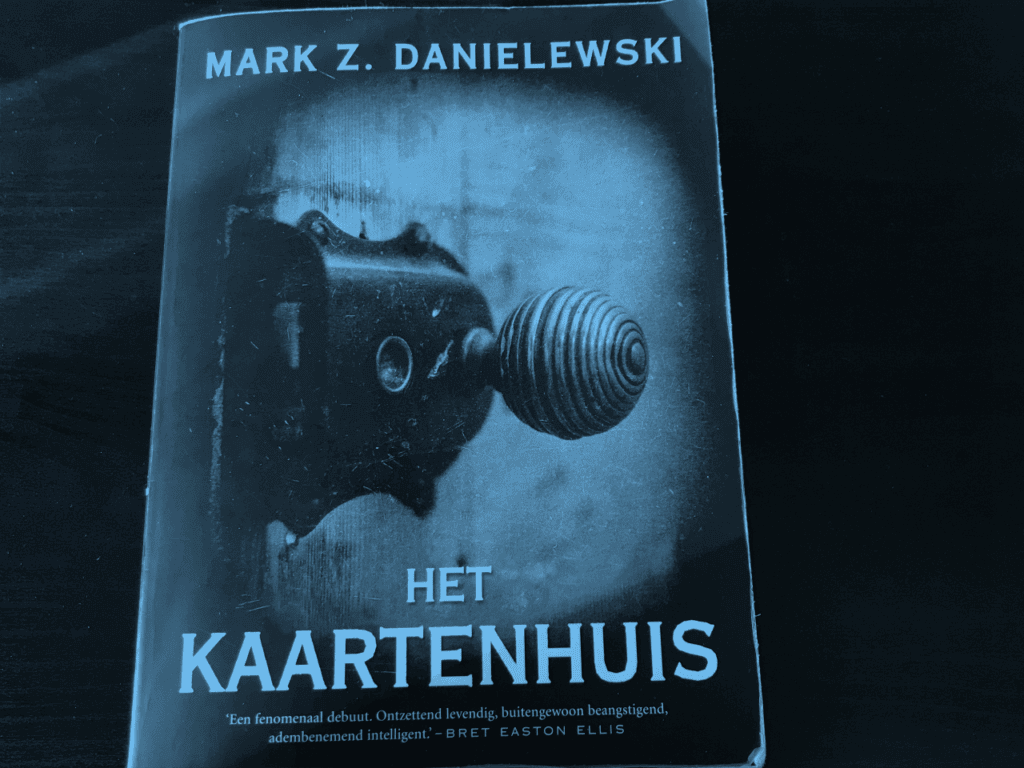 Recensie van C'bon over Het Kaartenhuis van Mark Z. Danielewski. Hier de cover.