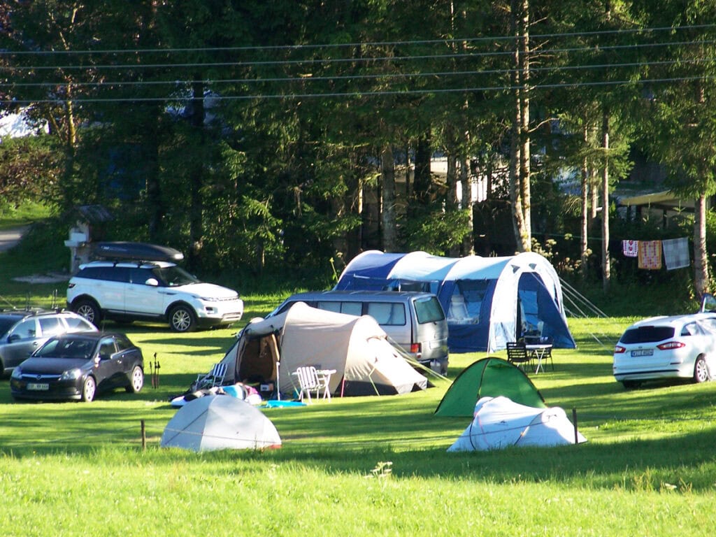 Freizeitschnack Nordfriesland zeigt einen Campingplatz mit verschiedenen Zelten