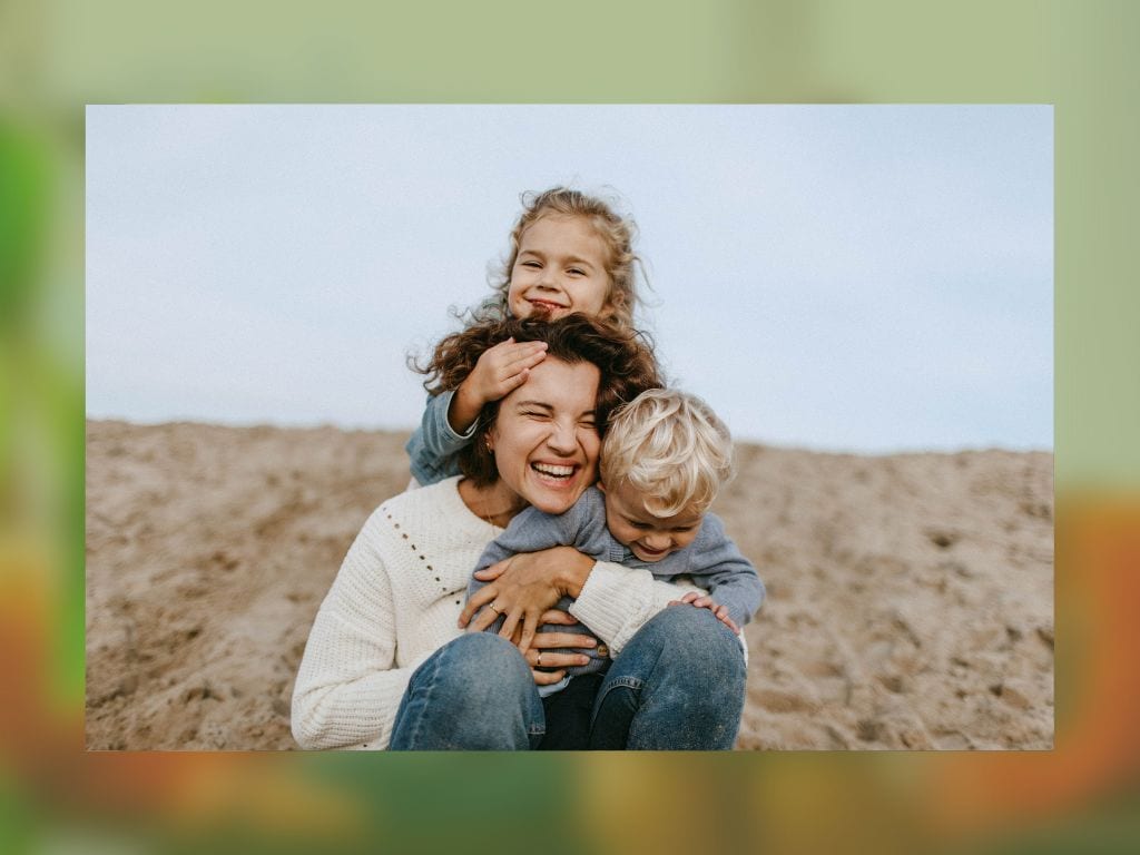 Intensive Begleitung für Mütter, glückliche Mutter mit zwei Kindern