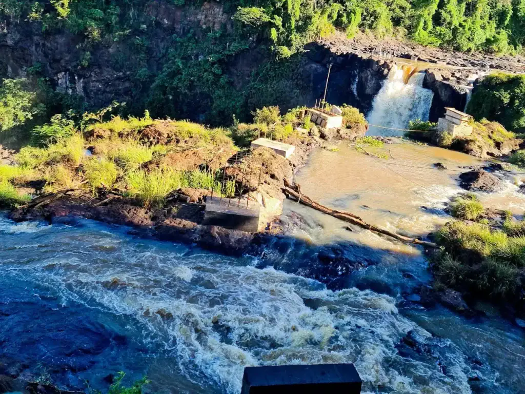 rio y afluente saltos del monday
