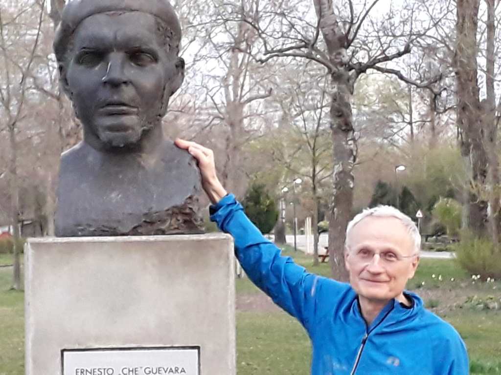 Josef Baum mit Che Guevara Büste