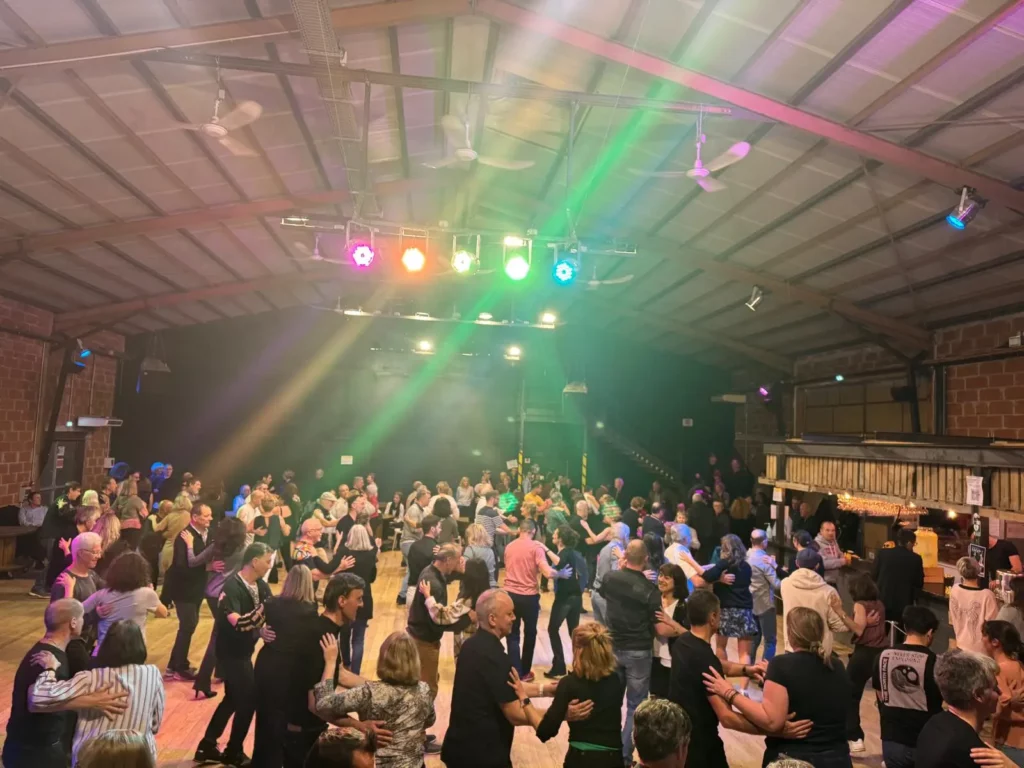 Personnes qui dansent à la guinguette du Sing Sing à Toulouse, ambiance festive et conviviale