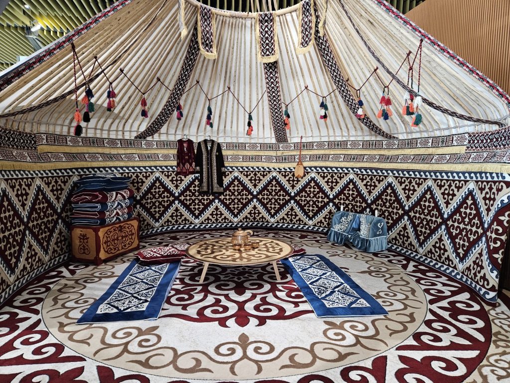 Lufthansa A340 Business Class von Astana nach Frankfurt Lufthansa A340 Business Class von Astana nach Frankfurt