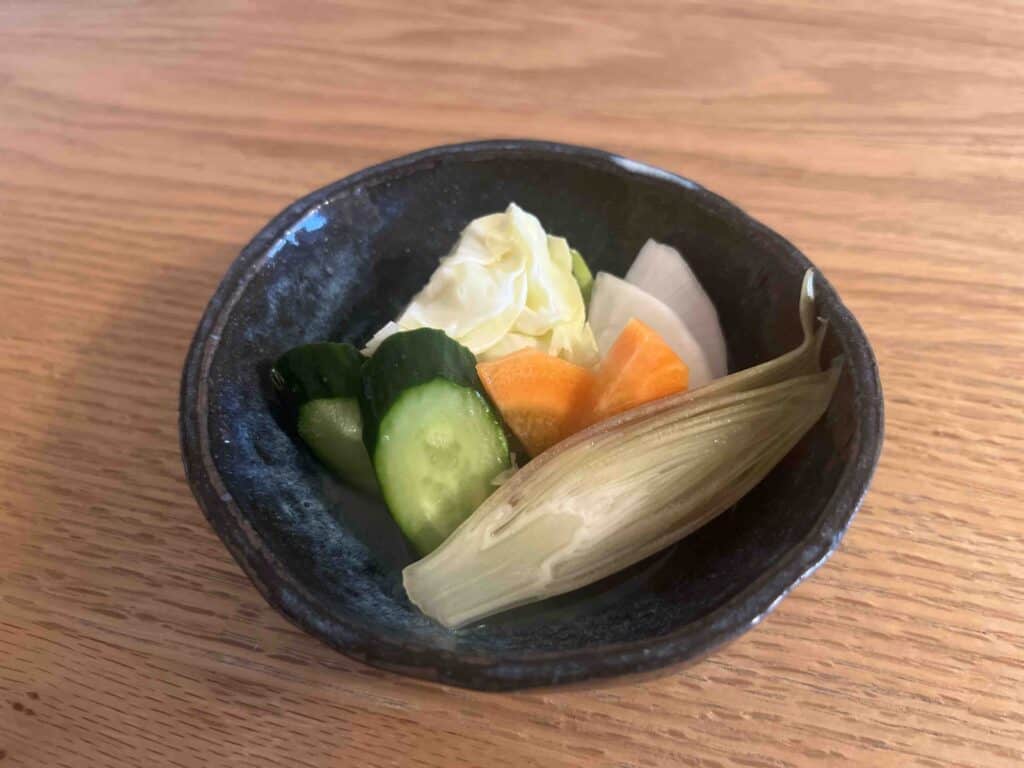 とぎ汁で漬けた漬物が小皿に入っている