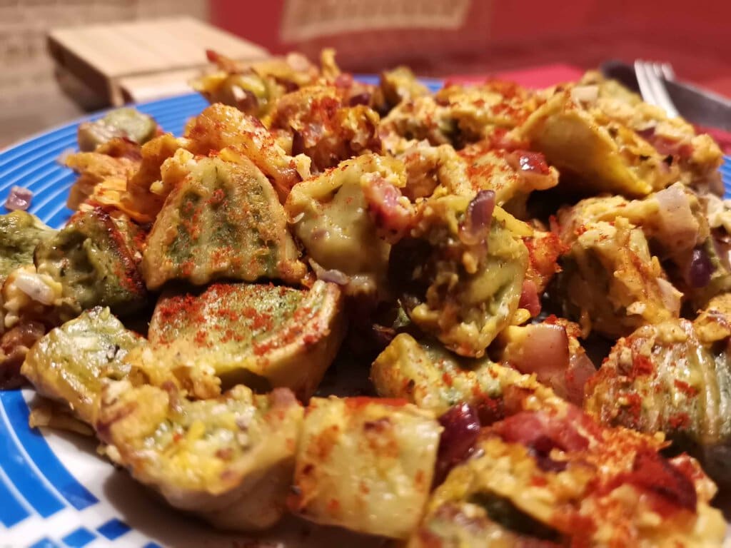 Maultaschen mit Zwiebeln, Speck, Ei und Käse