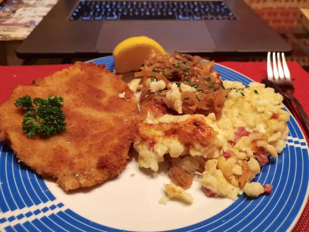 Eine Hälfte des Schnitzels mit Kässpätzle, das ich in der Weinstube Viertelesschlotzer abgeholt habe
