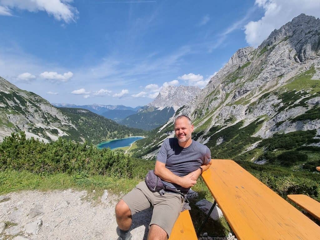 Ich vor der Coburger Hütte mit dem fantastischen Ausblick dahinter