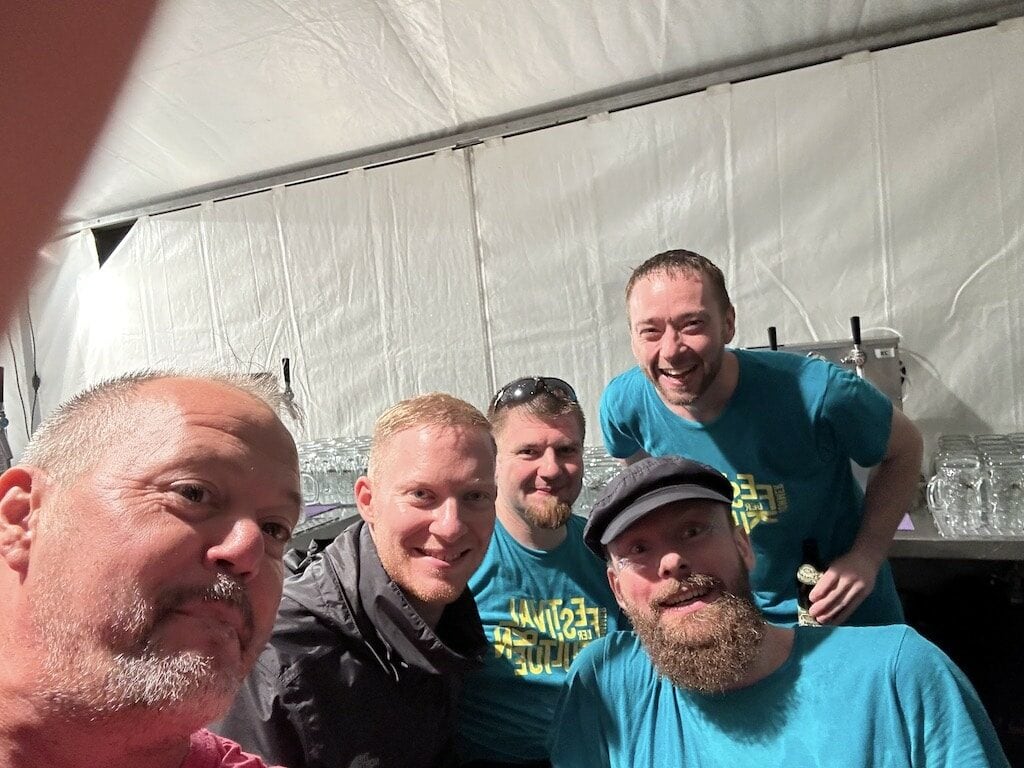 Hinten Roland, vorne rechts Sven, Bernhard in der Mitte und Tim neben mir