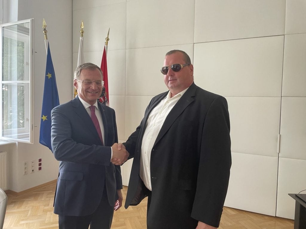 Landeshauptmann Mag. Stelzer und Janoschek geben sich die Hand