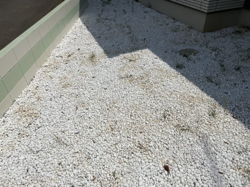 白玉砂利の汚れ