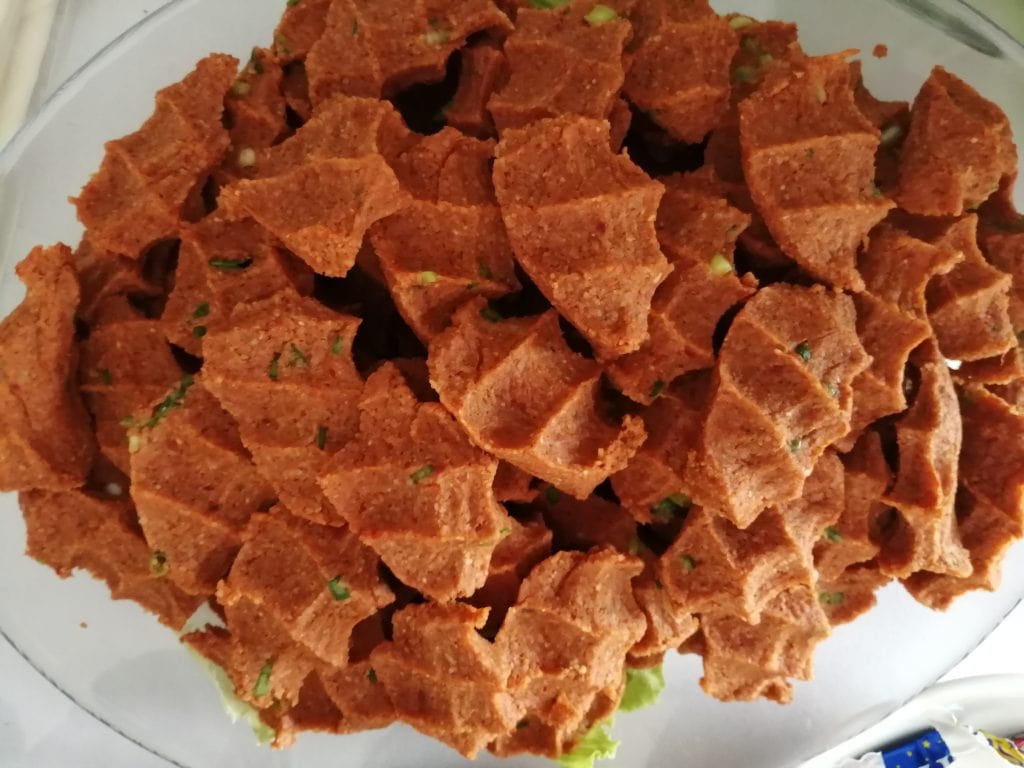Elde sıkılan yemeye hazır çiğ köfte