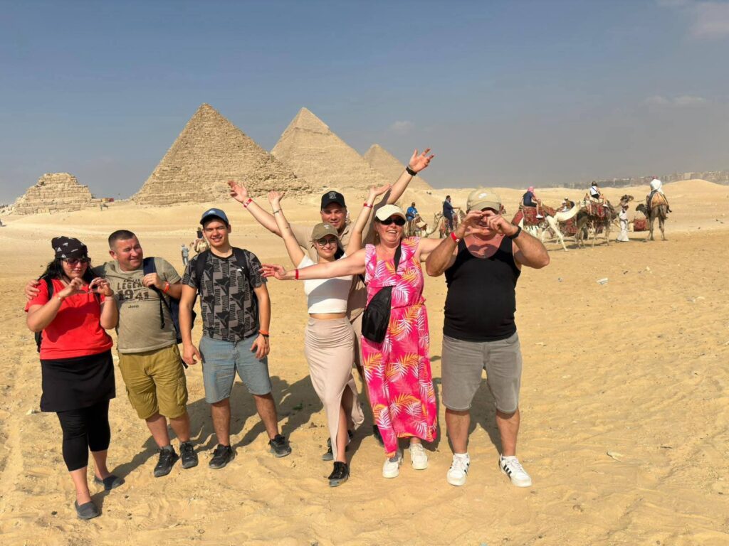Pyramiden und Touristen von Marsa Alam bei 2 Tage Ausflug von Marsa Alam nach Kairo