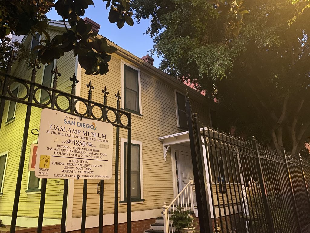 image of gas lamp museum