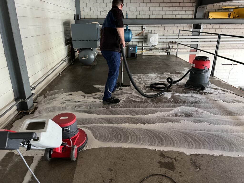 Industriereinigung Mann Mit Wassersauger Und Bodenreinigungsgerät