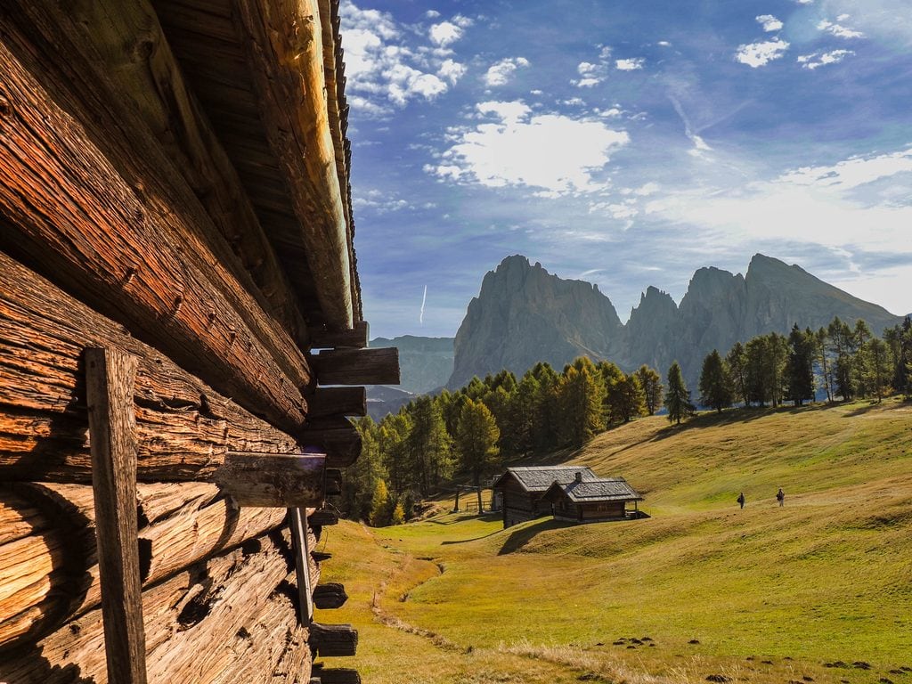 Dolomitterne i efterårsfarver landskab