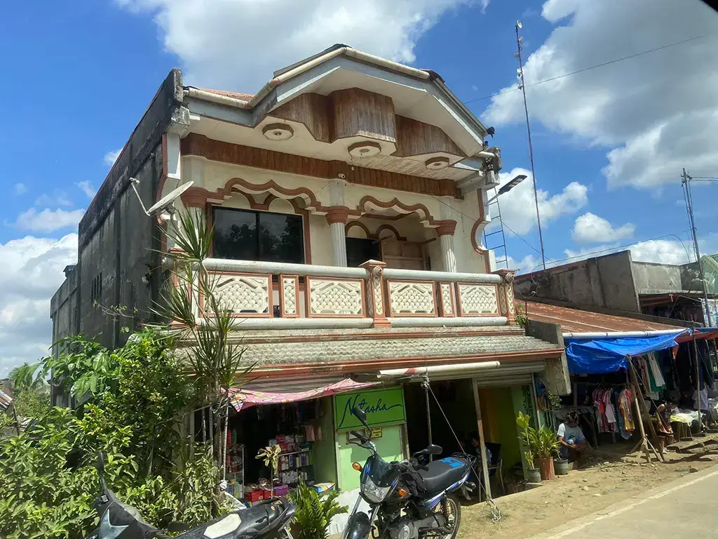 A picture of a small shop near Cafe Alicia