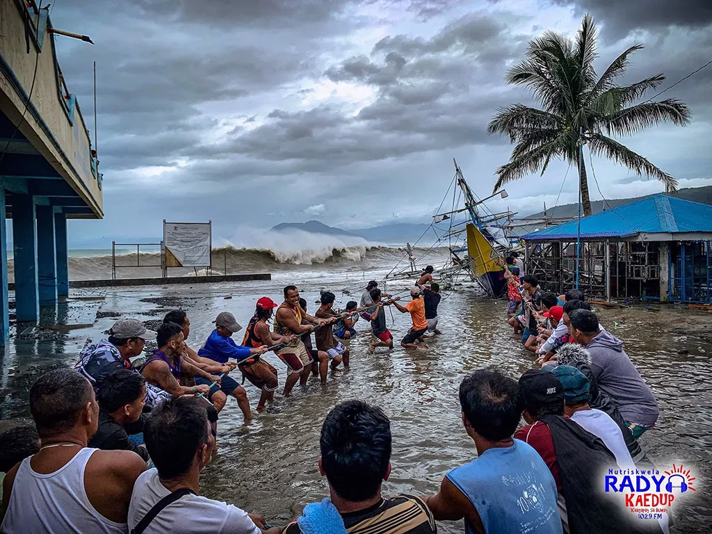 An example of the community coming together to help one another during the storm.