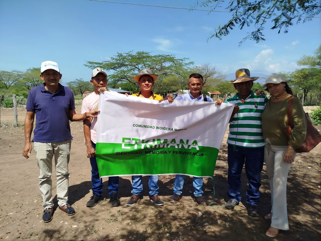De izquierda a derecha: Silver Pushaina, Resguardos Sahino
MSMEA-P; Juan Carlos Epiayú, comunidad desplazada Kimana; Jainner Epiayú, comunidad desplazada Palmarito; 
Rafael Gamarra Luna, Corpomesa; Jaime.Epiayú, Autoridad tradicional Palmarito.  Yaceth Cardona
Comunidad desplazada 
Caracolí