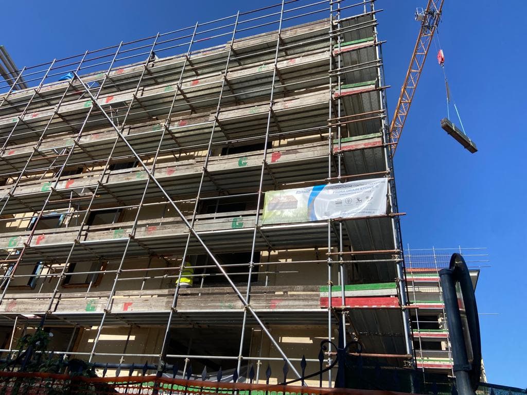 Dettaglio del cantiere Prima Pavimenti per i nuovi pavimenti in resina della sede Banca Sella a Torino
