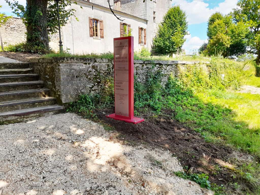 La signalétique extérieure : votre premier levier de visibilité à Pau et dans le Béarn. Chez Signalétique Factory, nous concevons des solutions d’affichage extérieur alliant robustesse et esthétique. Spécialistes des supports rigides haute performance, nous accompagnons les entreprises, commerces et collectivités locales dans la création de : Totems autoportants pour entrées de zones d’activités ou parkings. Enseignes de façade durables en Alu Dibond, PVC ou plexiglas. Panneaux signalétiques et patrimoniaux conçus pour résister aux intempéries (UV, vent, humidité). Signalisation grand format pour chantiers, zones industrielles ou bâtiments publics. Chaque projet bénéficie d'une conception sur-mesure et d'une installation professionnelle, garantissant une communication claire, conforme aux normes en vigueur et parfaitement intégrée à votre environnement architectural en Nouvelle-Aquitaine.