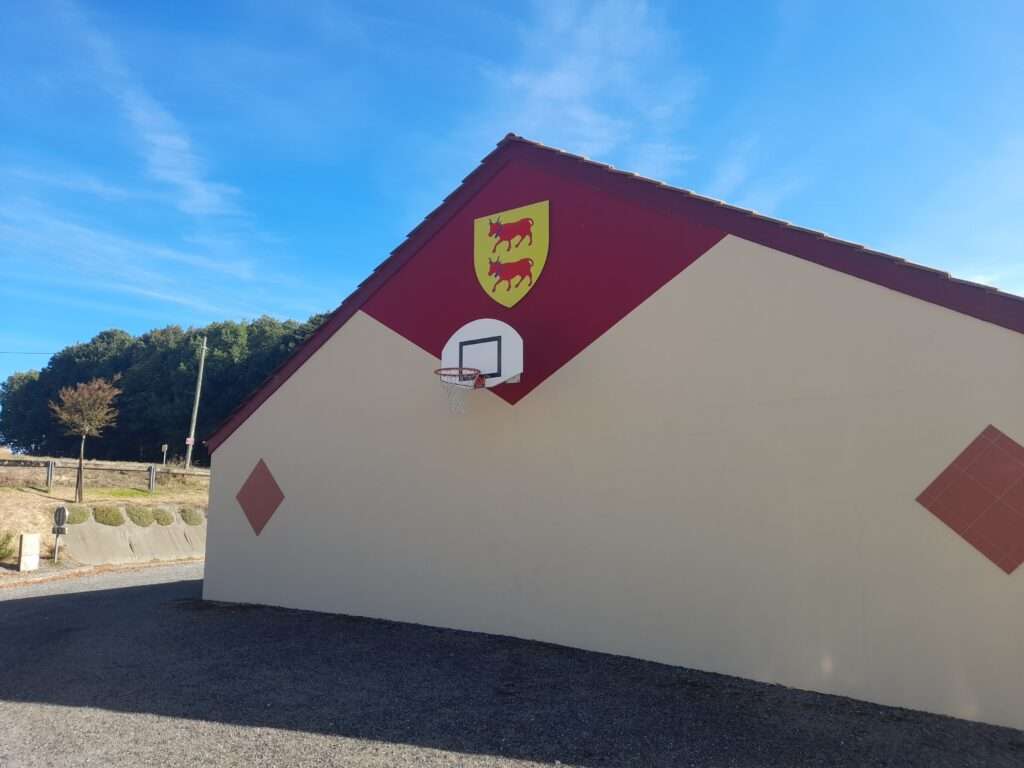La signalétique extérieure : votre premier levier de visibilité à Pau et dans le Béarn. Chez Signalétique Factory, nous concevons des solutions d’affichage extérieur alliant robustesse et esthétique. Spécialistes des supports rigides haute performance, nous accompagnons les entreprises, commerces et collectivités locales dans la création de : Totems autoportants pour entrées de zones d’activités ou parkings. Enseignes de façade durables en Alu Dibond, PVC ou plexiglas. Panneaux signalétiques et patrimoniaux conçus pour résister aux intempéries (UV, vent, humidité). Signalisation grand format pour chantiers, zones industrielles ou bâtiments publics. Chaque projet bénéficie d'une conception sur-mesure et d'une installation professionnelle, garantissant une communication claire, conforme aux normes en vigueur et parfaitement intégrée à votre environnement architectural en Nouvelle-Aquitaine.