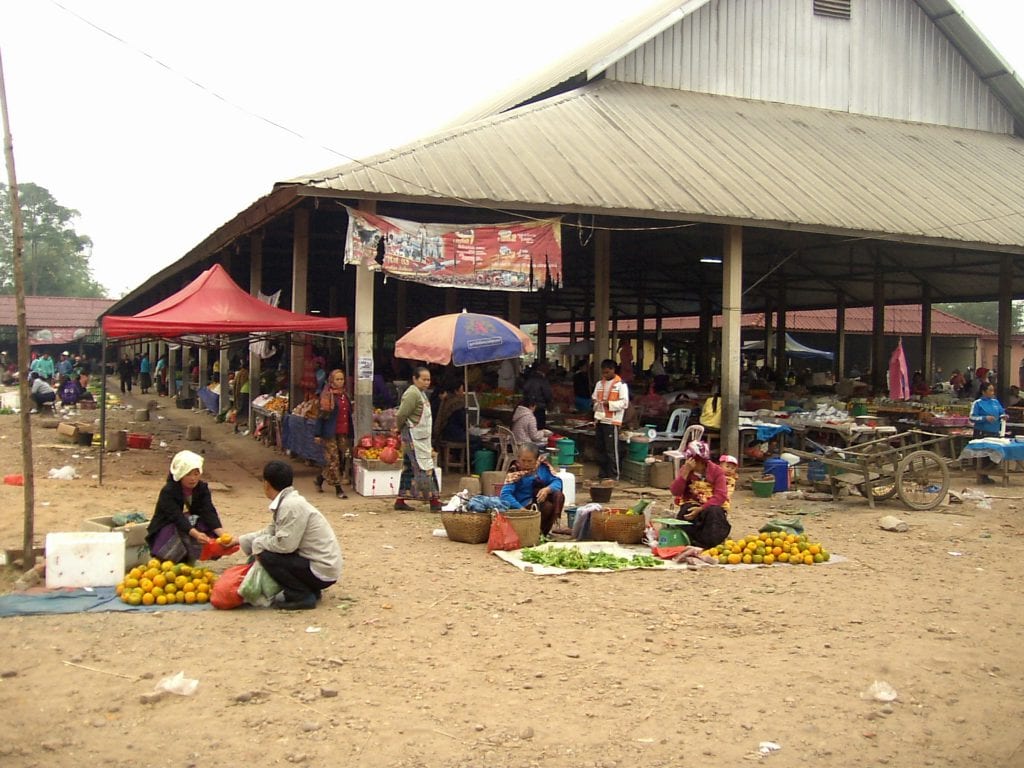 Consejos y curiosidades sobre Laos - Mercado callejero Consejos y curiosidades sobre Laos - Mercado callejero