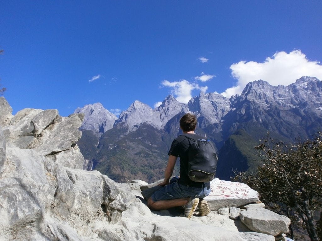 Garganta del Salto del Tigre - Vistas de la Montaña Nevada del Dragón de Jade